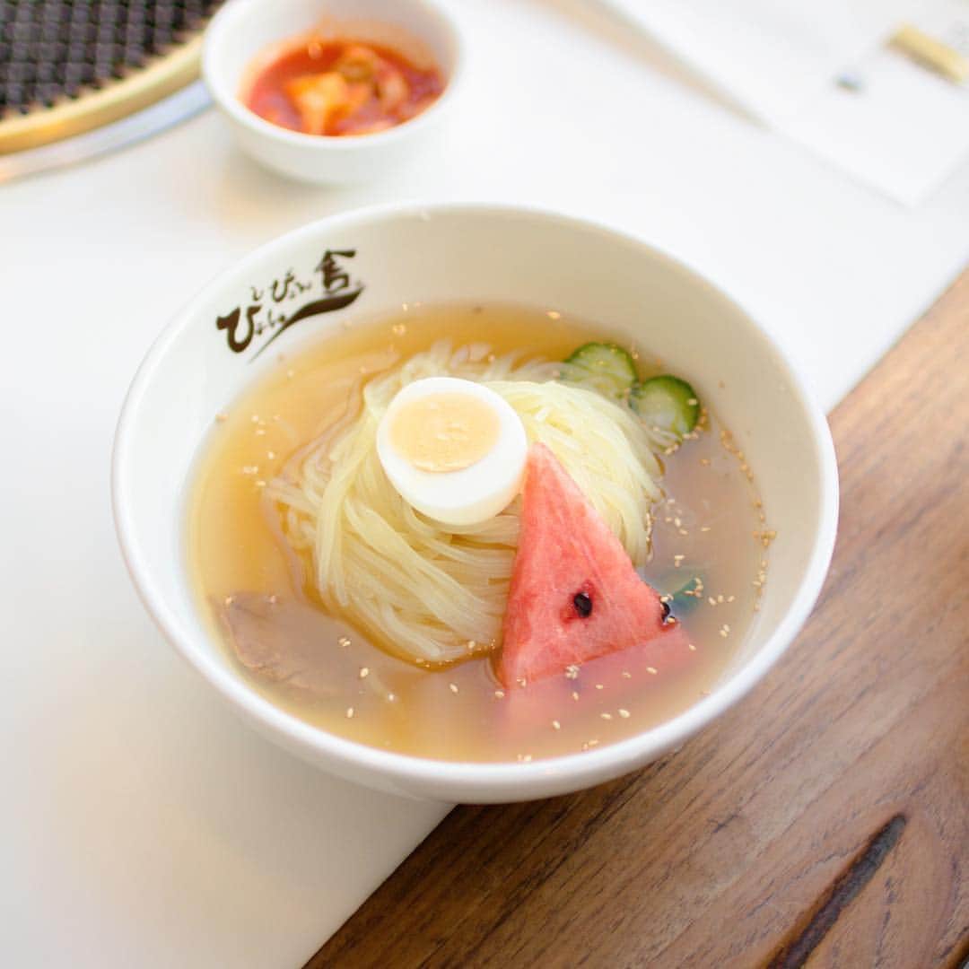Food & Design Post のインスタグラム：「ぴょんぴょん舎 冷麺 #ぴょんぴょん舎 #冷麺 #ラーメン #coldnoodles #ramen #japanesenoodles #ginza」