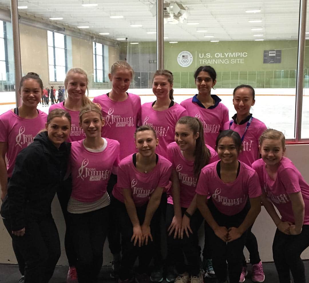 マデリーン・アーロンのインスタグラム：「So much fun helping @usfigureskating at the #JumpOnIt camp!! So many aspiring athletes! Not to mention, I had an awesome team! 😀⛸⛸⛸#usa #teamPINK」