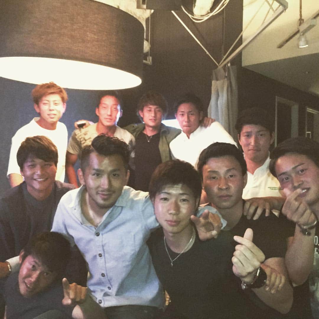中村駿介のインスタグラム：「自分今日誕生日らしいので祝ってもらいました！！🎂 みんなありがと✌️」