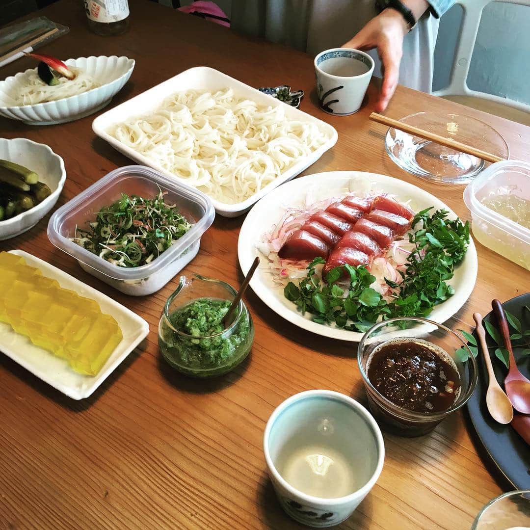 志摩有子さんのインスタグラム写真 - (志摩有子Instagram)「撮影後の試食会。今月の孝美暮らしのテーマは涼しげ食卓。ハーズ7月号をお楽しみに。 #hersmagazine #孝美暮らし #まかない」5月16日 16時55分 - ariko418