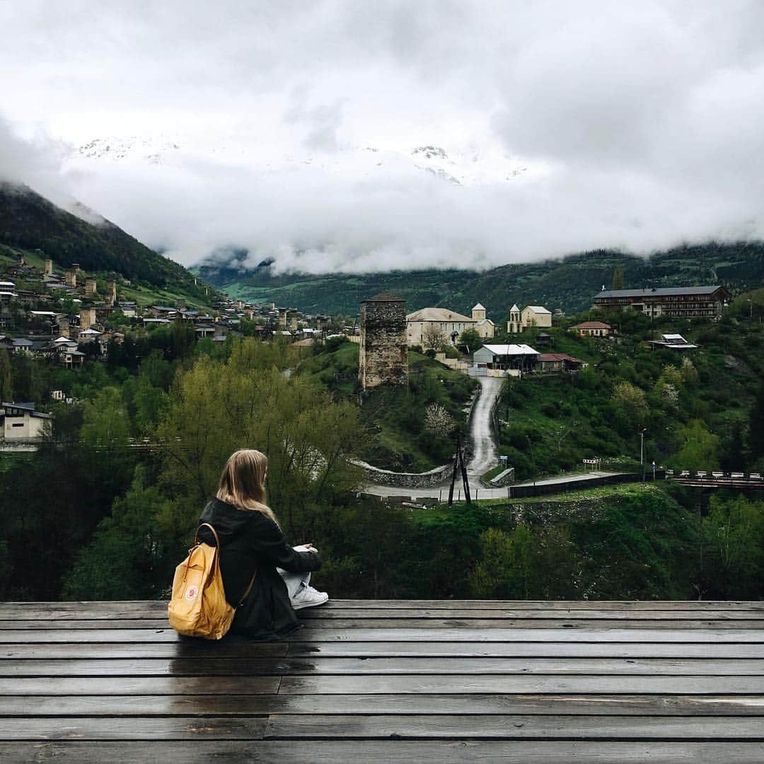 Anna Derzhanovskayaのインスタグラム：「Чудесный вид с крыши Музея истории Сванетии😍 #Georgia_instatour」