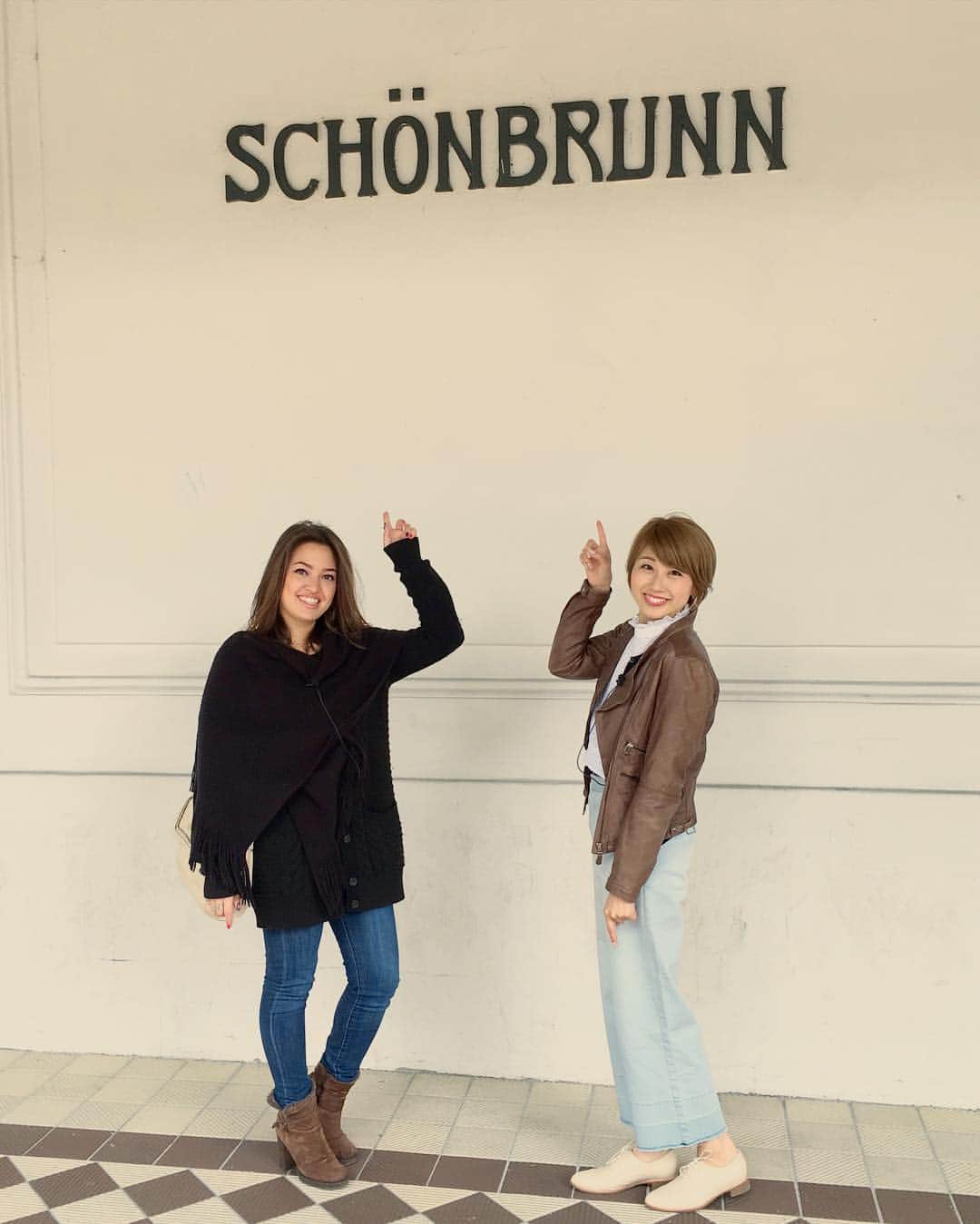 のインスタグラム：「シンプルだけどなんか素敵☺️ そして、一緒にいるのはVienna Tourismのネビンさん♪ ウィーン観光局の東京オフィスで働いていてドイツ語、英語、日本語とペラペラなトライリンガール (25歳なのでバイリンガールと違って本当にガールw) ただただ観光をするだけではなく、７年連続で最も住みやすい都市として選ばれているウィーンのローカルな過ごし方も教えてもらいます⭐️ This is Nevin from Vienna Tourism :) She works at the Tokyo office, and is trilingual, fluent in German, English, and Japanese. She'll be showing me how the locals enjoy Vienna❤ Hoping to find out why Vienna has been chosen as the city having the highest quality of life seven years in a row :) @viennatouristboard @visitaustria #welovevienna #feelaustria」