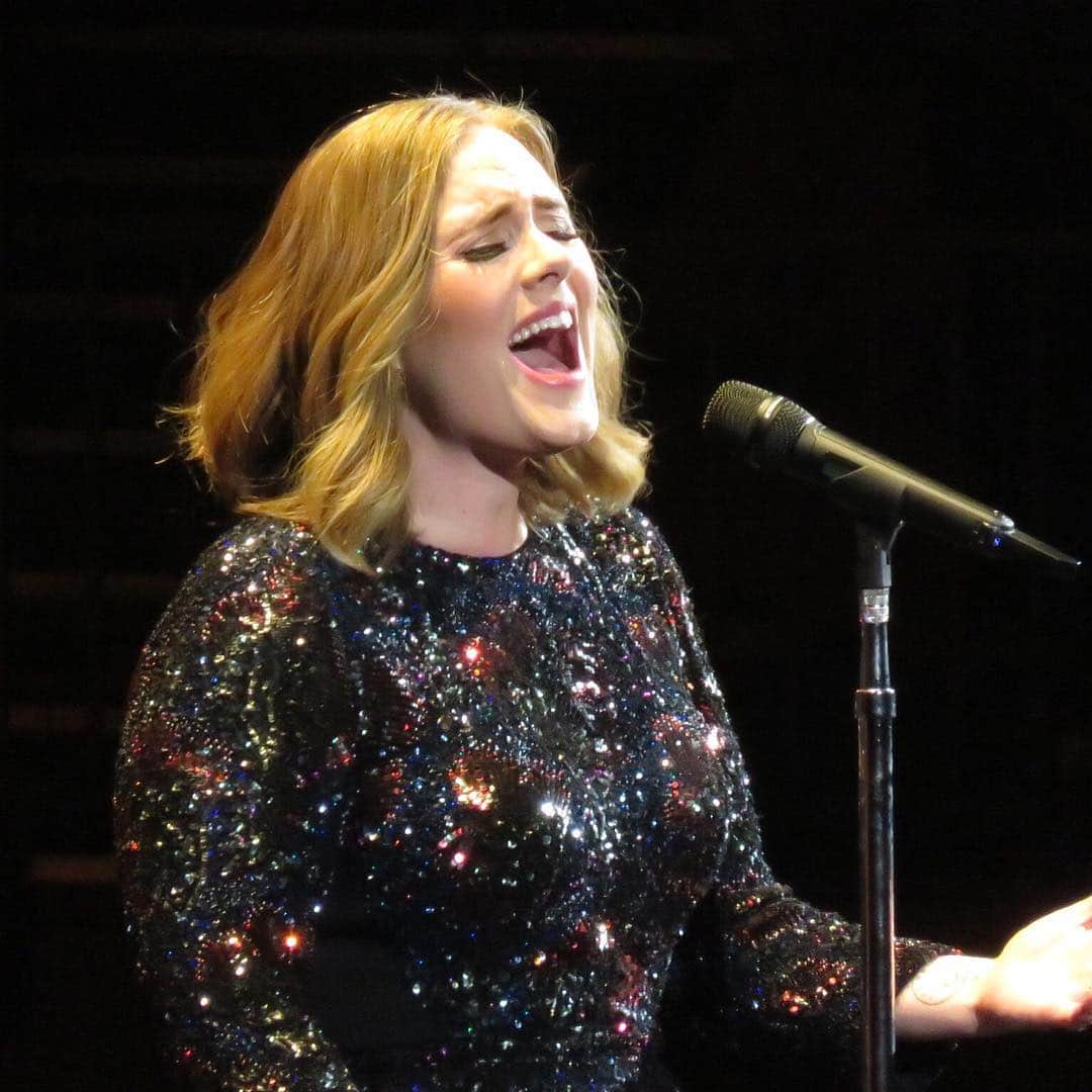 アデル（ファンアカウント）のインスタグラム：「Tomorrow at 4pm Seaters will release their latest allocation of tickets to the US venues! You can join the waiting list for tickets in advance by joining the Fan Group now on the Seaters App or at Seaters.com/Adele」