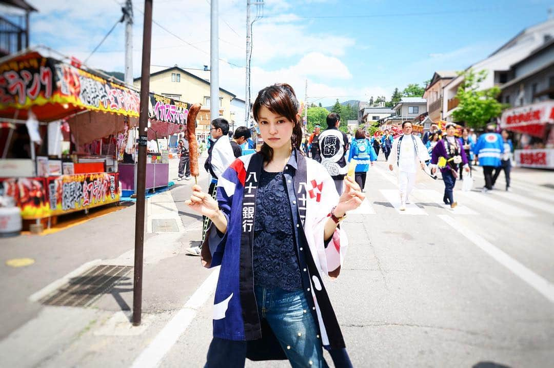 小林涼子さんのインスタグラム写真 - (小林涼子Instagram)「🍡🍖🍢 楽しかったお祭りも終わり さっ 明日からまた頑張りわっしょい💪🏻 #長野 #御柱祭 #最終日 #里曳き #終わり #八十二銀行 #諏訪 #諏訪大社 #春宮 #秋宮 #暑い #日焼け #明日から #美白 #ビタミン #スキンケア #Japanese #traditional #matsuri #excited #sunday #summer #festivals  #축제 #벌써 #여름날씨 #더워 #내일부터 #피부관리 #열심히할게요」5月16日 22時00分 - ryoko_kobayashi_ryoko