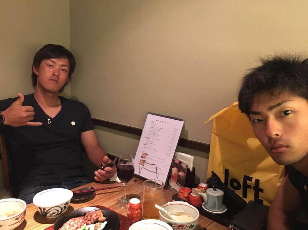 のインスタグラム：「今日から仙台😄 今日は移動だけだったので この2人と牛タン食べに行って、ダーツ✌️ ダーツの時の写真撮るの忘れた😥  明日から3連戦！ 頑張ります！  #田代将太郎  #斉藤彰吾 #牛タン #仙台」