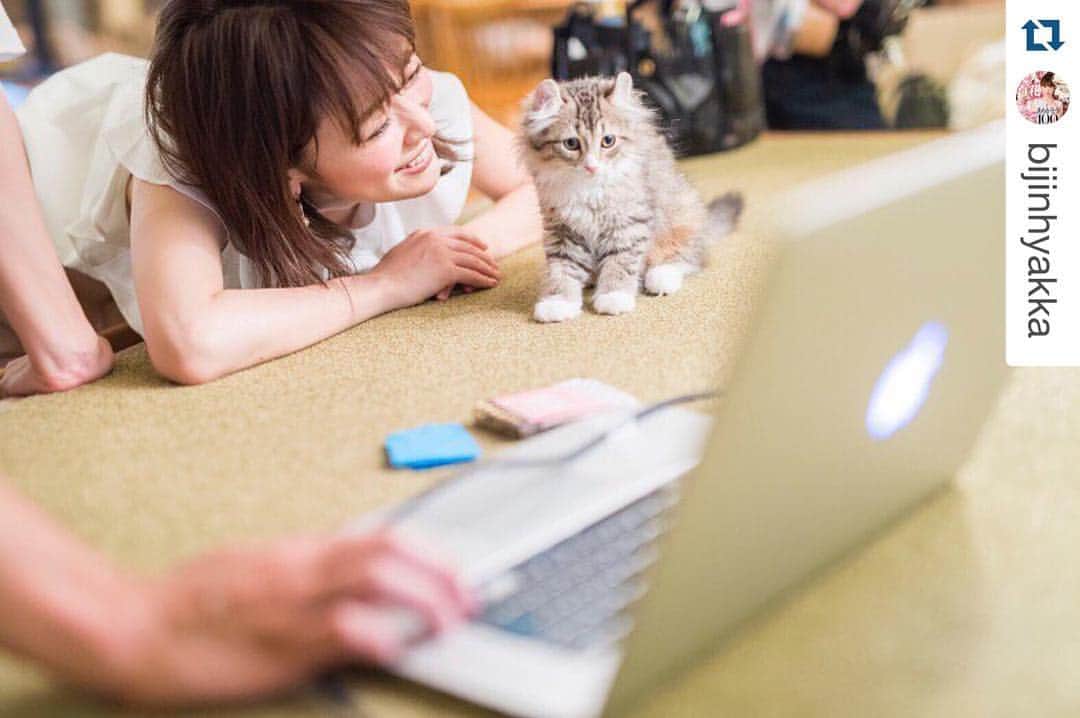 泉里香さんのインスタグラム写真 - (泉里香Instagram)「みゃー⁝(ृ⁰́꒳⁰̀ ृ )ु⁝。 私は猫に夢中😻笑 代わりににゃんこちゃんがしてくれてる♡笑  #Repost @bijinhyakka with @repostapp. ・・・ オフショットをお届け！猫カフェで撮影中、モニターをチェックする猫ちゃんと里香ちゃん😋✨ この笑顔に癒されますよね～。連日の撮影にたずさわってくれた里香ちゃん＆スタッフさんたちに感謝。 (PHOTO：EIJI EBARA） #美人百花 #オフショット #猫 #泉里香 #撮影 #猫カフェ#にゃんすたぐらむ」5月17日 12時56分 - rika_izumi_