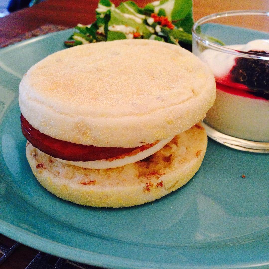 市橋有里のインスタグラム：「朝マック風 笑  #朝マック #イングリッシュマフィン #朝ごはん」