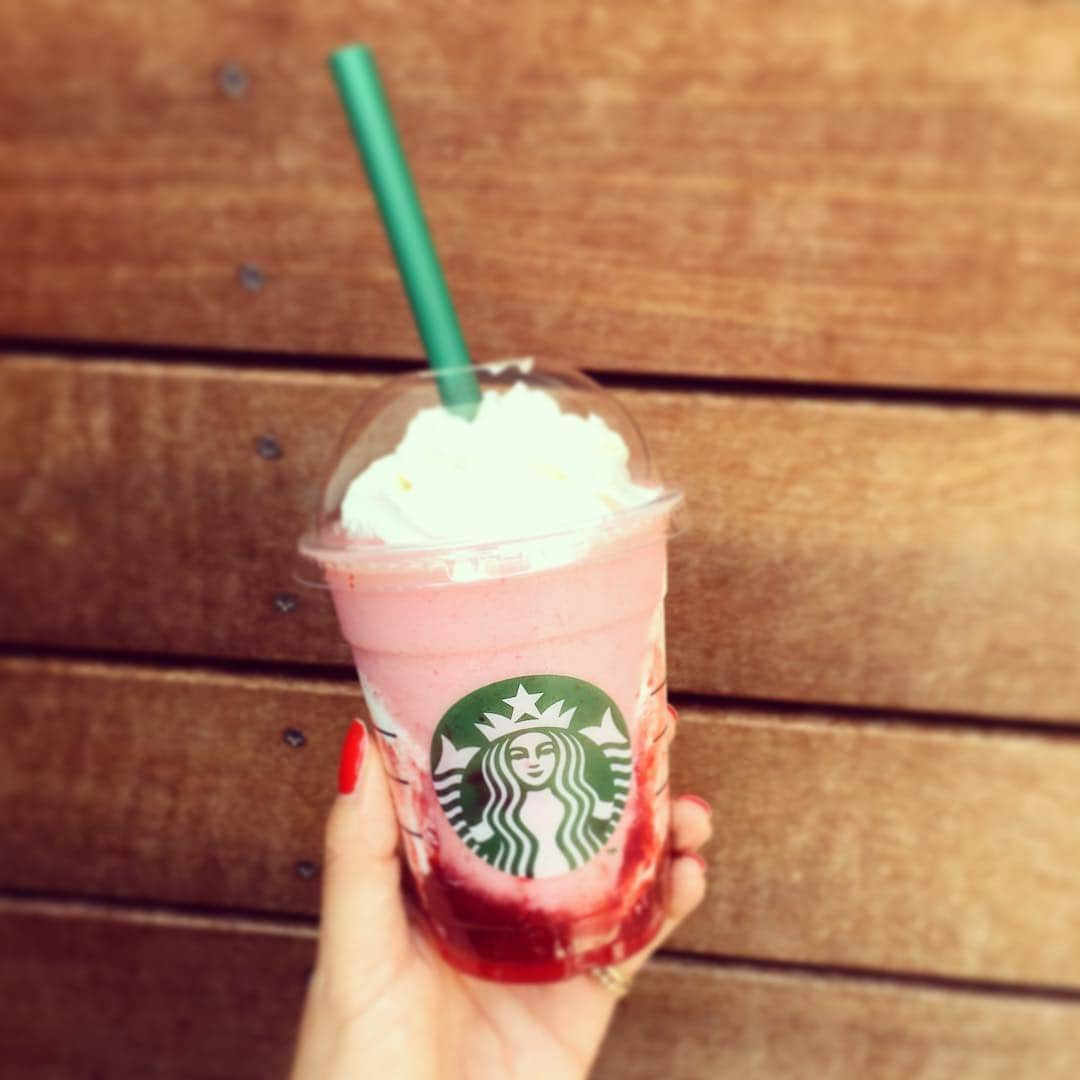 音月桂さんのインスタグラム写真 - (音月桂Instagram)「🍓StrawberryDelightFrappuccino🍓 お天気良いし風も心地よくてフラペチーノが飲みたくなった♡ さぁ今日もオクラホマの実家に行ってきます #なんかカレンにピッタリな感じ #カレン公式ドリンク✨ #カレンペチーノ #soyでホイップ少なめ #starbuckscoffee  #8月の家族たち #augustosagecounty  #bunkamuraシアターコクーン  #カレン」5月19日 11時12分 - keiotozuki_official