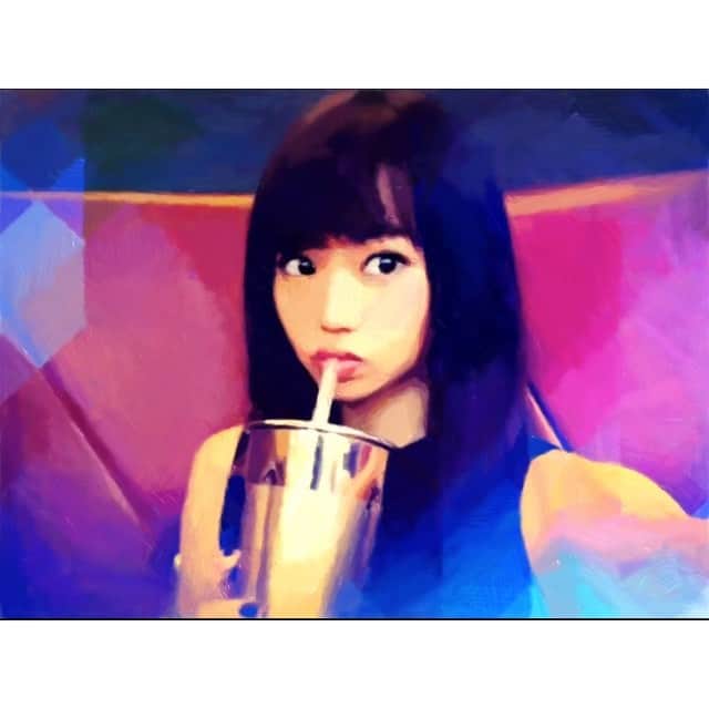 藤綾乃のインスタグラム：「変化したのは髪色と前髪でした〜！ 約８年ぶりのぱっつん。。。 いやぁ〜こんなにも幼くなるとわ🙄笑 . #movie #cafe #hair #haircut #change #前髪 #ぱっつん #童顔 #丸顔 #😯 #🍹」
