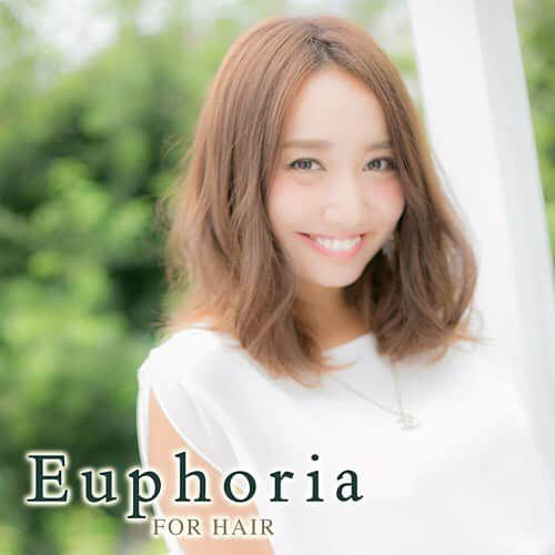 美容室、美容院 Euphoria ユーフォリアのインスタグラム：「Euphoria【ユーフォリア】池袋東口駅前店 各線池袋東口駅前より徒歩0分 東京都豊島区南池袋1-22-2 FLCビル3F TEL:03-5979-7151 http://www.euphoria.jp/h/ 担当スタイリスト：渡邉　貴大 カラーはピンクベージュで透き通るような髪色に♪ まとまりやすいようローレイヤーのミディアムにカット。 毛先は巻きやすく先細に♪ センターパート以外にもかきあげて大人かわいいアンニュイヘア☆ #美容室 #美容院 #ヘアサロン #hairsalon #ヘアスタイル #hairstyle #髪型 #ヘアカタログ #haircatalog #池袋美容室 #池袋美容院 #ブラウン #ベージュ #ミディアム #ナチュラル #カット #パーマ #カラー #Euphoria #ユーフォリア池袋東口駅前店 クーポンはこちら⇒http://www.euphoria.jp/h/campaign/」