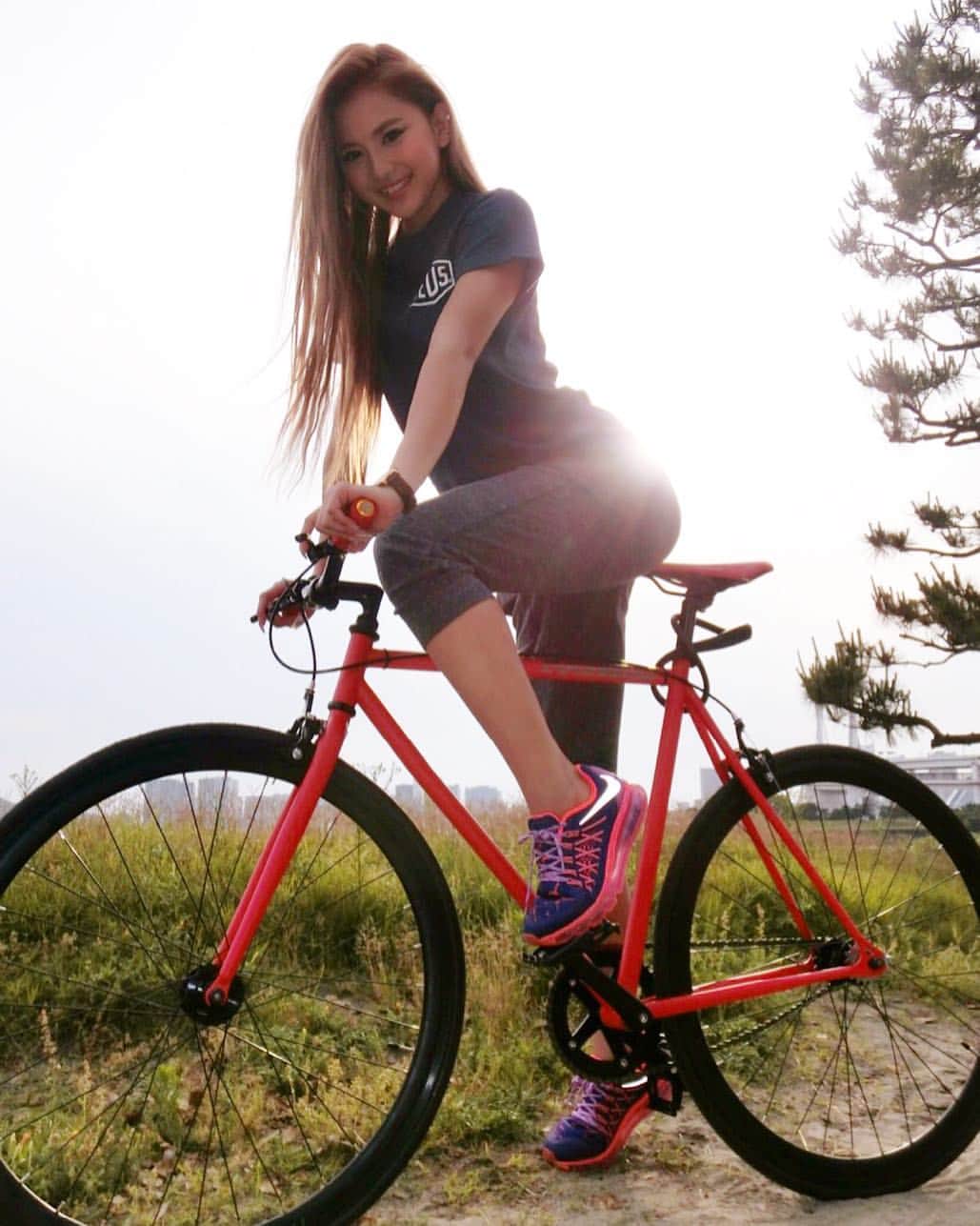 カレンさんのインスタグラム写真 - (カレンInstagram)「今日もチャリ〜😬☀️ #cjd_karen #makeup #smile #ootd #deus #tokyo #sun #sunnyday #thaifes #Bicycle #Pistbike #DINER#tokyo #cartelbikes #red #DINERtokyo #ピストバイク」5月19日 19時39分 - cjd_karen