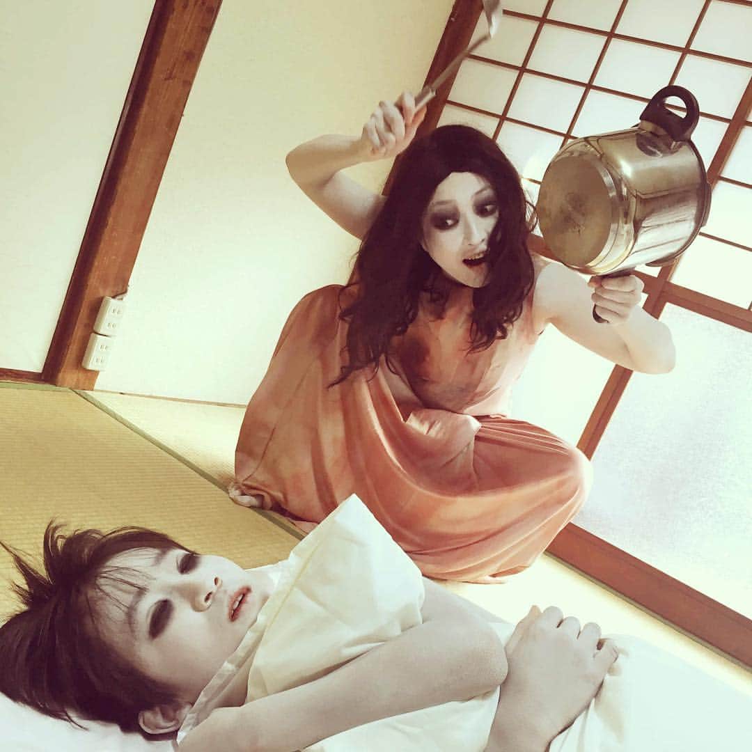伽椰子と俊雄のほのぼの親子日記のインスタグラム：「あ゛あ゛あ゛あ゛あ゛（今朝のひとコマ） ＃全然起きない #遅刻常習犯　#小学生男子　#あ゛あ゛あ゛あ゛あ゛ #ニャー　#さだかや #sadakovskayako」