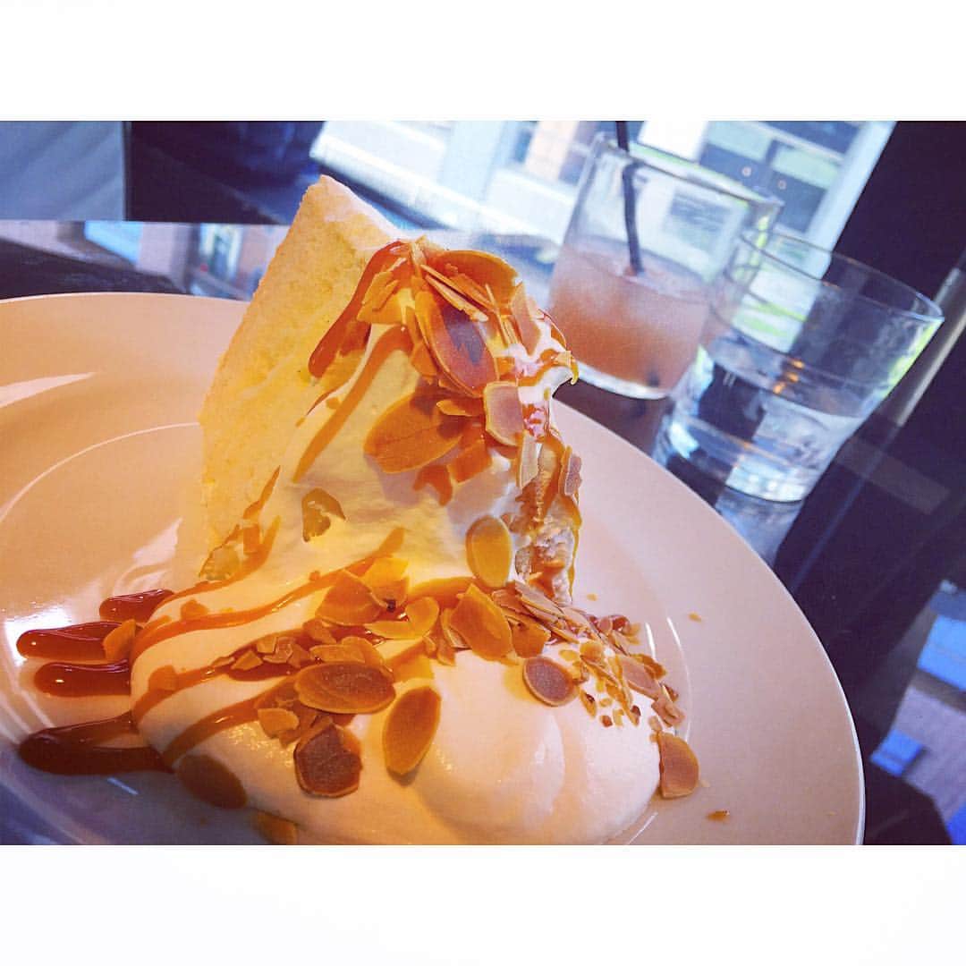 堀田茜さんのインスタグラム写真 - (堀田茜Instagram)「I love sweets.🍰🍭🍦🍩🍫 マーサーカフェのシフォンケーキ美味しいんだよねぇ。。」5月20日 20時52分 - akanehotta