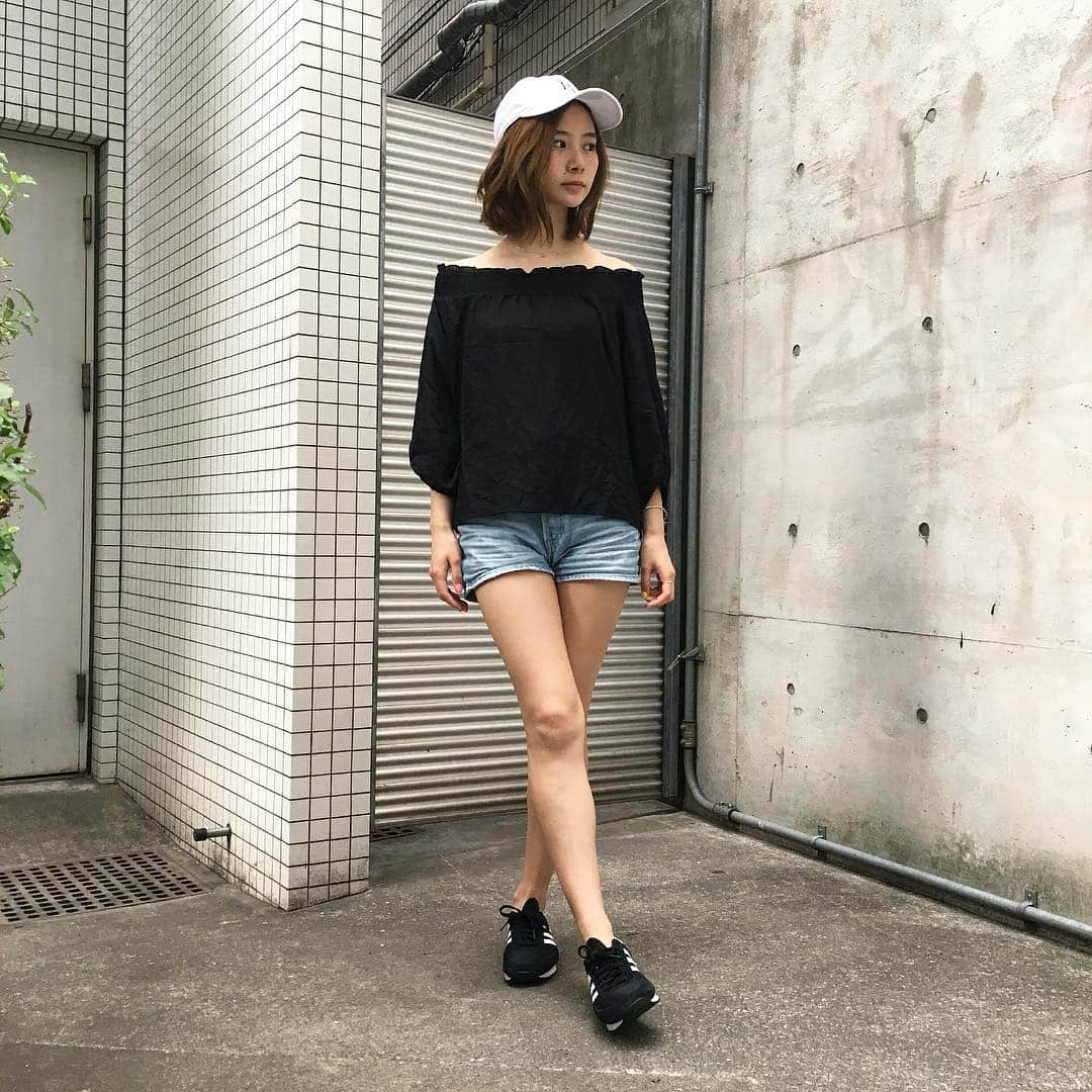 朝日奈央さんのインスタグラム写真 - (朝日奈央Instagram)「私服😆🌈✨ #あさひ私服 #コーディネート #coordinate  #cap 👉 #newera  #オフショル 👉 #azulencant  #ショーパン 👉 #lee #スニーカー 👉 #adidas #横向き #目線の先 #壁」5月20日 22時41分 - pop_step_asahi