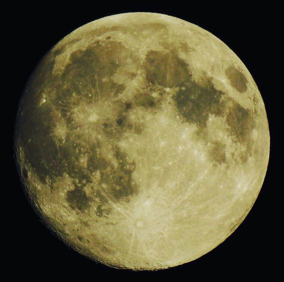 山本崇史のインスタグラム：「2016年5月20日のお月さま🌕自然に撮りたくなった月あかり😊 #nikonphotography #nikon #coolpixp900 #p900#moon #月 #満月 #夜」