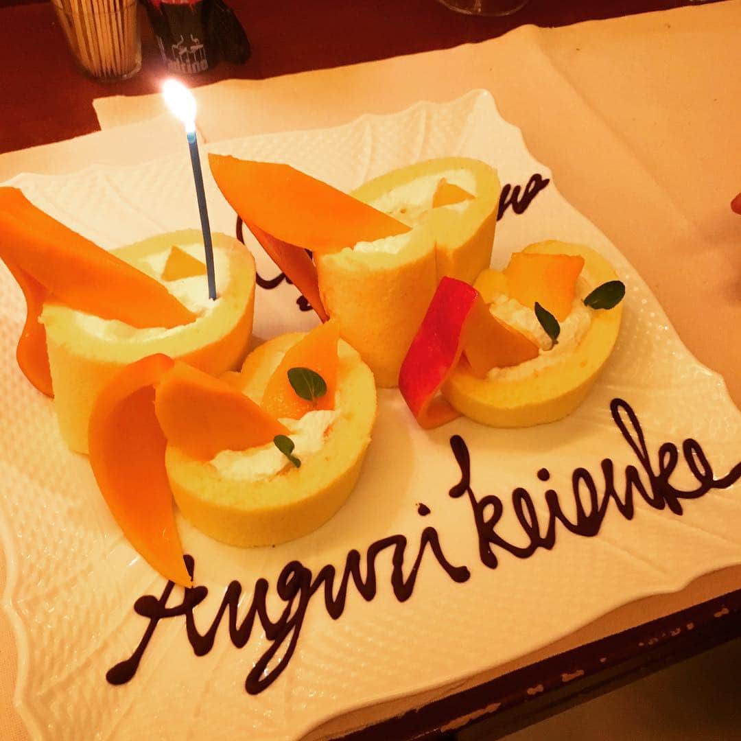 志摩有子さんのインスタグラム写真 - (志摩有子Instagram)「旦那さまの誕生日の前祝いでピアットスズキ。ケーキは宮崎マンゴーのロールケーキ。 おめでとう🎂🎉❤️ #バースデーケーキ #野太い声のバースデーソング付き #我が家のお祝いごとはいつもここ #ありがとうございます」5月21日 22時45分 - ariko418