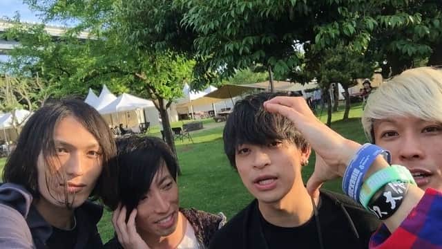 M-ON! MUSIC｜エムオンミュージックのインスタグラム：「【METROCK密着】THE ORAL CIGARETTESからメッセージ♪ 登場から持ってかれましたね〜 ワンマンもいいけどフェスのオーラルも強い！ #theoralcigarettes #ジオーラルシガレッツ #オーラル #山中拓也 #鈴木重伸 #あきらかにあきら #中西雅哉 #遠近法を駆使するバンド #動画 #metrock #metrock2016 #live #メトロック #リアルタイムレポート #monmusic #metropolitanrockfestival #metropolitanrockfestival2016 #festival #fes #music #自撮り @akrknakr @the_oral_cigarettes_official」