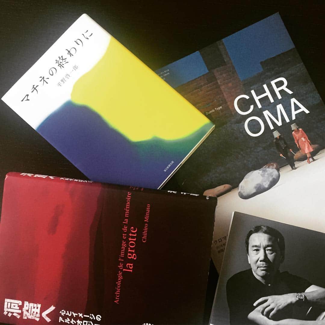 清川あさみさんのインスタグラム写真 - (清川あさみInstagram)「おはようございます✨朝から頂いた本、購入した本、、たまった一部の本に目をとおしてます🌿 #マチネの終わりに #面白い」5月22日 8時03分 - asami_kiyokawa