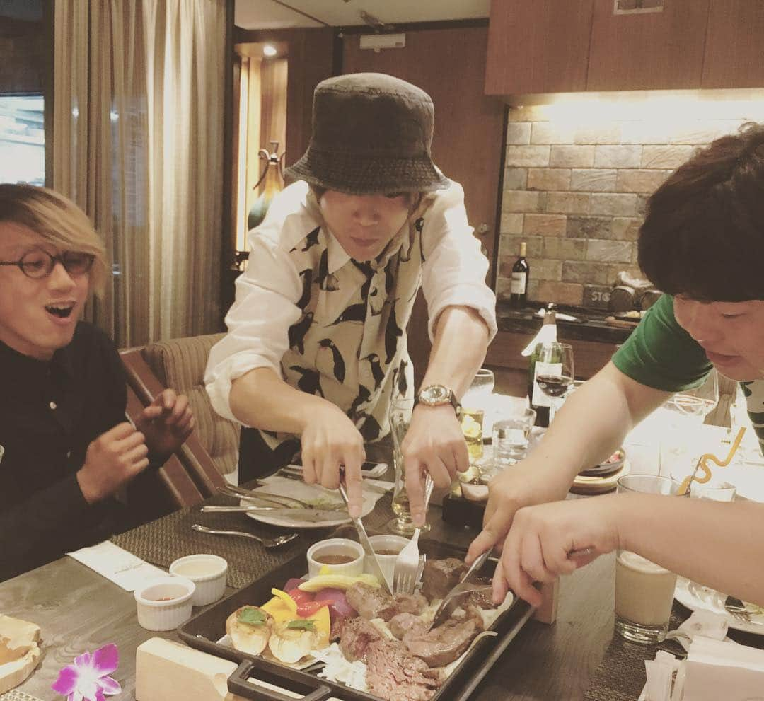 koma’nさんのインスタグラム写真 - (koma’nInstagram)「夜ご飯。お肉に食らいつく３人なんだペン(`･⊝･´)」5月22日 7時52分 - pastelpenguin_koman