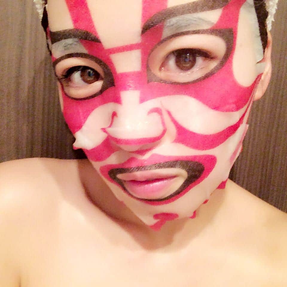 手束真知子さんのインスタグラム写真 - (手束真知子Instagram)「お風呂上がりに裸で #歌舞伎パック アラサー楽しい独身生活」5月22日 1時19分 - machikotezuka