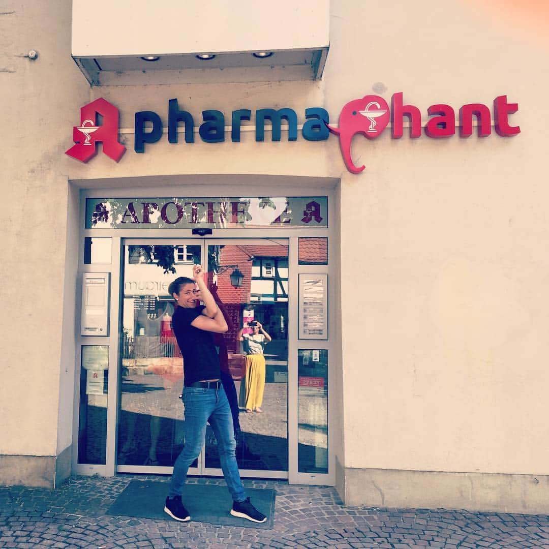 ビアンカ・シュミットのインスタグラム：「Besuch bei meinem Bruder in Tübingen...#pharmaphant#eigeneapotheke#DRsebastianschmidt#großerbruder#stolz」