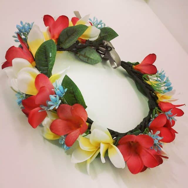 1000％WEDDING!のインスタグラム：「プルメリア☆ ブーケとお揃いの花冠もございます♪  #ウェディング #リゾート #結婚 #ハネムーンフォト #幸せ #結婚式 #結婚式準備 #wedding #weddingphoto #プレ花嫁 #海外旅行 #bride #travel #party #トラッシュザドレス #1000% #ウェディングドレス #ドレス選び #前撮り #ロケ #撮影 #ビーチ挙式#結婚準備」