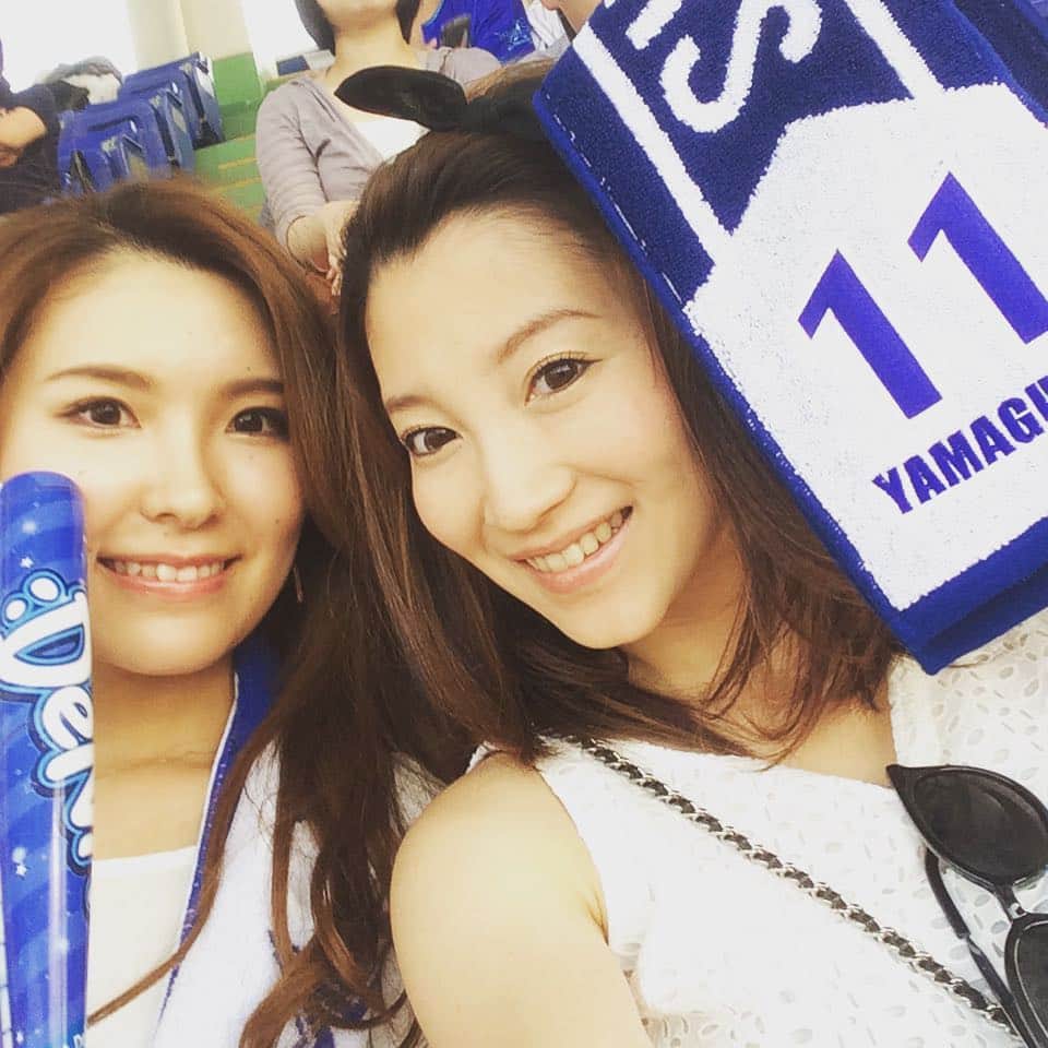 加織のインスタグラム：「今日は大原さんちの杏莉ちゃんと⚾️❤️がんばれ！ベイスターズ！！❤️」