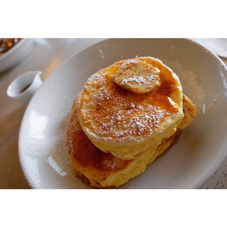 天野真矢のインスタグラム：「. 念願のbillsのパンケーキ🍽💛 美味し過ぎて幸せで ペロりしちゃった( ˙˘˙ ) . #七里ヶ浜 #bills #food #smile #happy  #yummy #パンケーキ #最高の休日  #みょんまや」