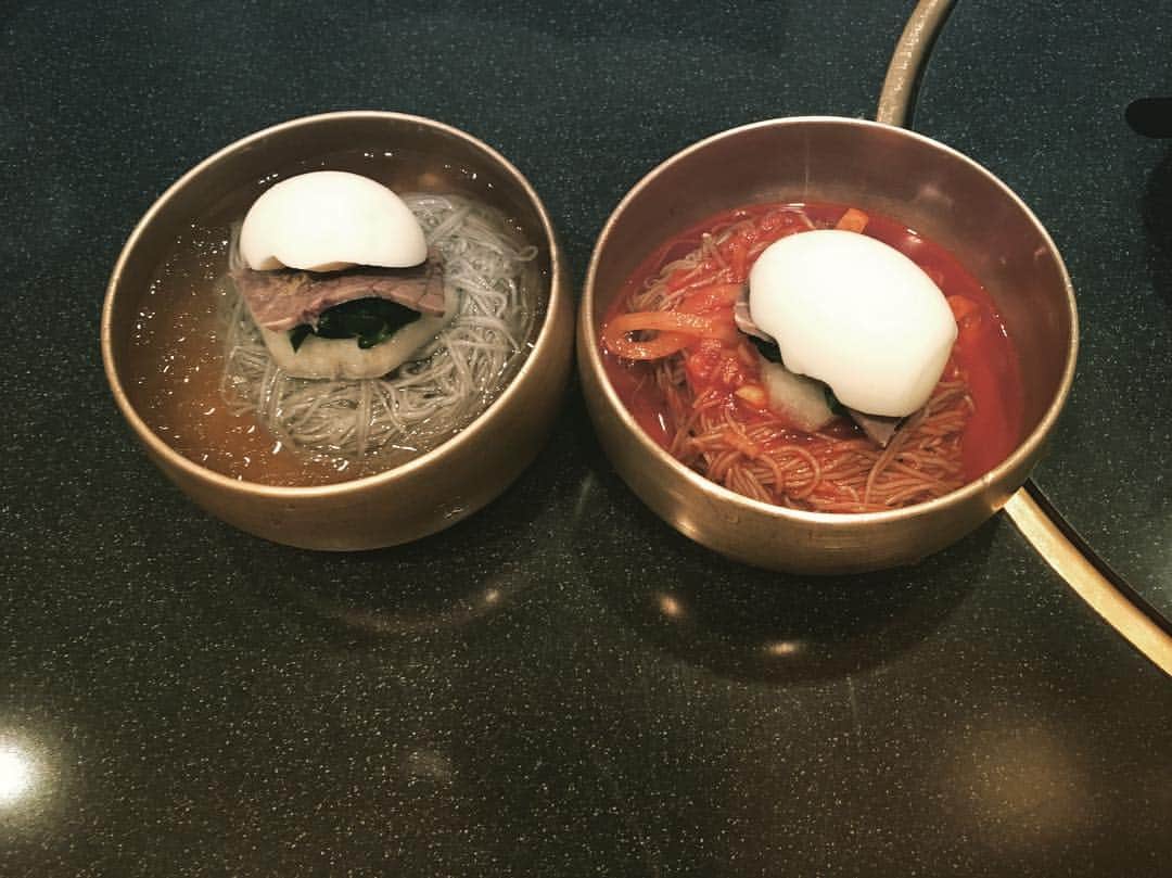 笛木優子のインスタグラム：「暑い、、、暑い、、 ５月で暑過ぎるやろ〜😰😰 ミニ冷麺＆ビビン冷麺 たべたい、、、😂」