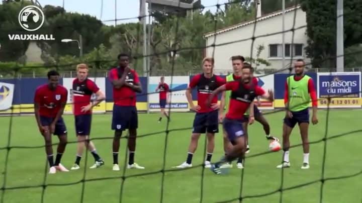 コーリー・ウッドローのインスタグラム：「Some finishing yesterday preparing for game tonight vs Guinea! #England21s ⚽️」