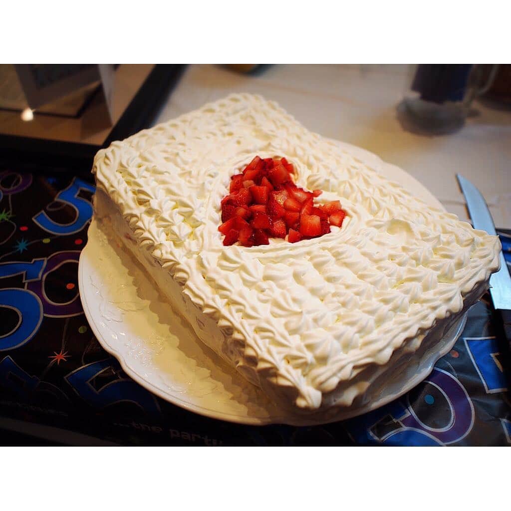 藤本恵理子さんのインスタグラム写真 - (藤本恵理子Instagram)「Baked birthday cake with my nieces💕 姪っ子たちとお誕生日ケーキを焼きました。 #cooking #birthdaycake #birthday #birthdayparty #strawberryshortcake #バースデーケーキ #ショートケーキ」5月24日 13時32分 - eriko_fujimoto_0802