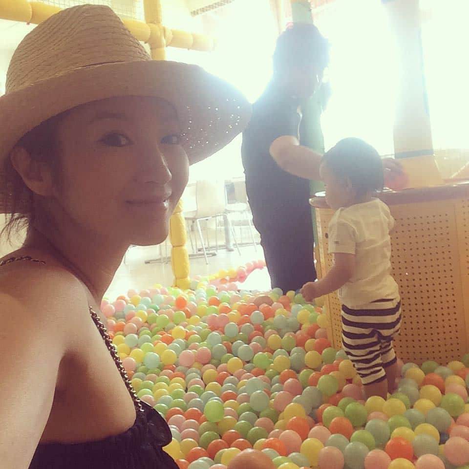 加織のインスタグラム：「いつもと同じ場所だけど、パパが一緒だと一段と楽しそうなむすめ氏👶🏻🎈✨」