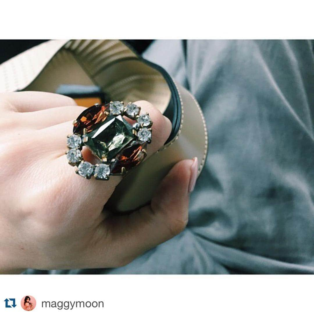 PEACHES & CREAMさんのインスタグラム写真 - (PEACHES & CREAMInstagram)「✨✨✨ #Repost @maggymoon with @repostapp. ・・・ Vintage ring🌼🌿 #撮影が早く終わったので #お買い物タイム♡」5月24日 18時25分 - peachesandcream_xxx