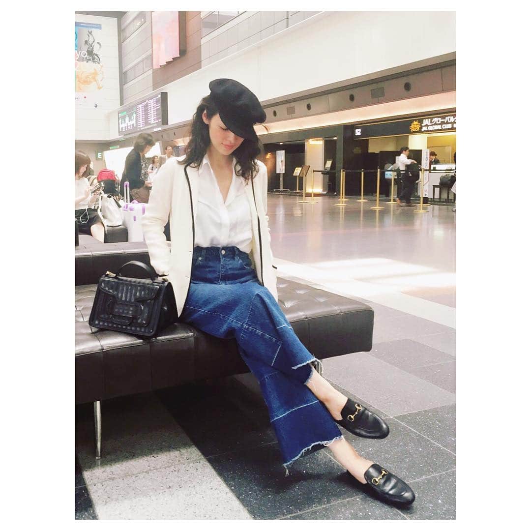 霧島れいかのインスタグラム：「しばし地方ロケにいってきま✈️ 初めましての場所へ ・ ・ ・  #location #fashion #ootd #outfit #converse #conversetokyo #uniqlo #acne #gucci #pierrehardy」