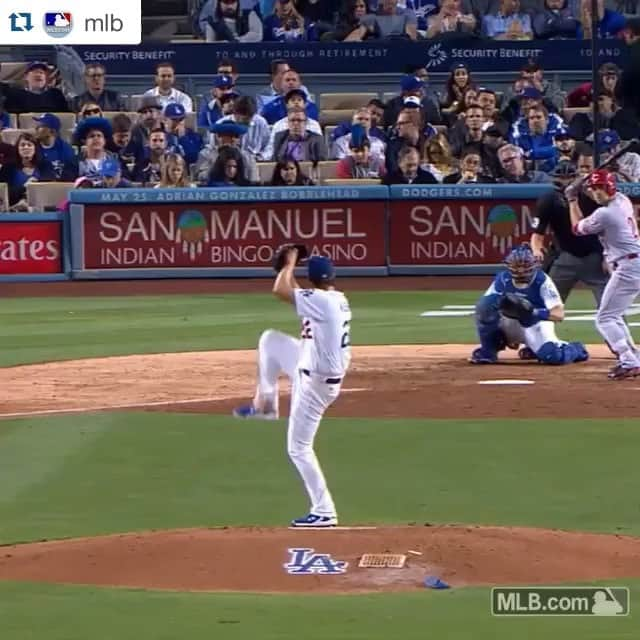 クレイトン・カーショウのインスタグラム：「This batter didn't even have a chance. This is the nastiest pitch in the MLB. Like if you agree.」