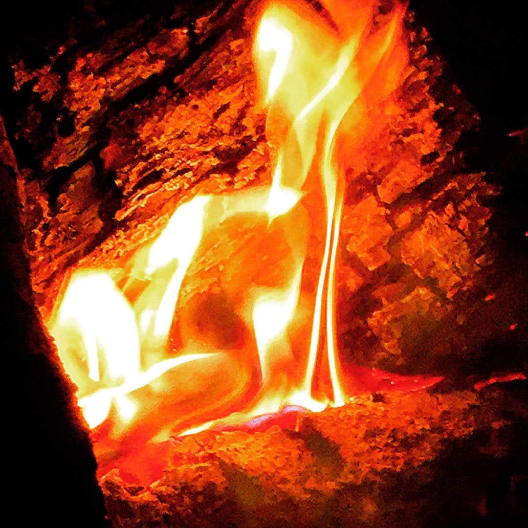 ヒロシさんのインスタグラム写真 - (ヒロシInstagram)「焚火。」5月25日 2時11分 - hiroshidesu.official