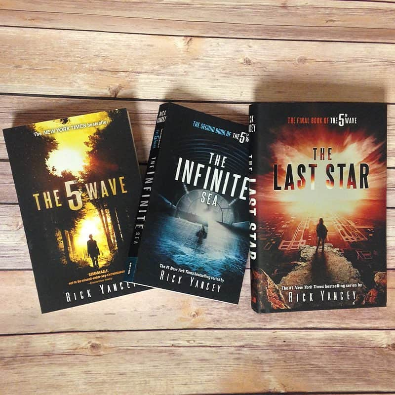 フィフス・ウェイブのインスタグラム：「The final book of Rick Yancey's bestselling #The5thWave series is out today! Do you have your copy yet? Start reading THE LAST STAR now!」