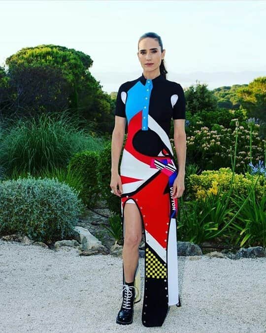 ジェニファー・コネリーのインスタグラム：「#JenniferConnelly has worn a look @louisvuitton in occasion of the gala organised by the legendary French brand for the recent launch of the collection of high quality jewelry "Blossom" in Saint-Tropez.」