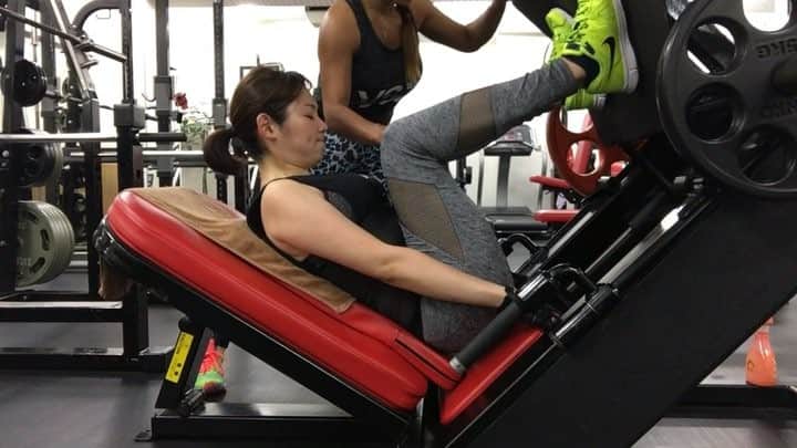 Ayanoのインスタグラム：「【筋トレ動画】おはようございます☀️ 日曜も朝からモチベーションアゲアゲ💪 秀子先生のインスタもフォローしてね👉 @hi.s.y  #HidekoFitness #脚トレ #LegDay . #筋トレ #谷野ジム #YanoGym #ダイエット #ワークアウト #トレーニング #フィットネス #エクササイズ #パーソナルトレーニング #WeightTraining #WorkOut #Training #Fitness #Exercise #PersonalTraining #💪 #🏋」