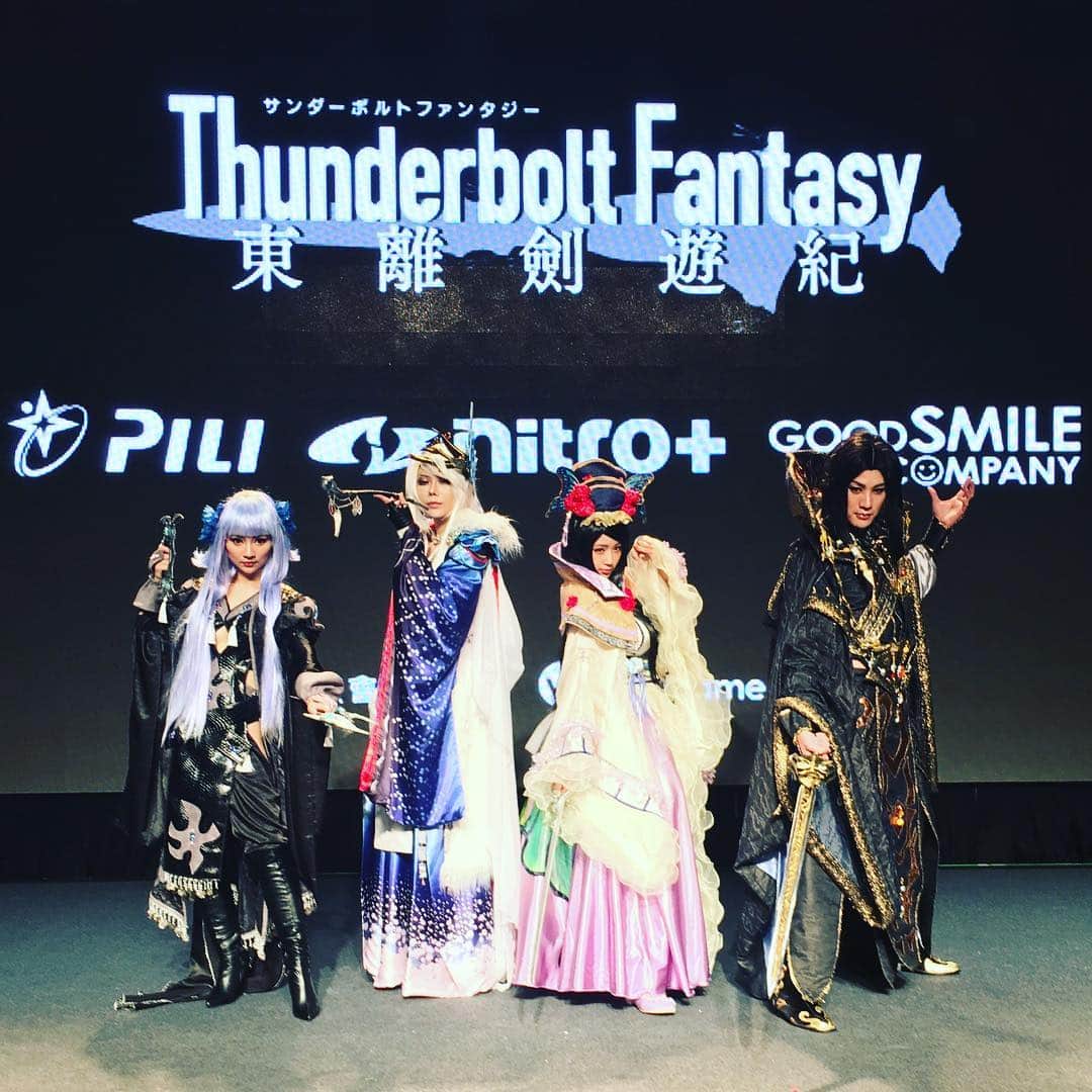 御伽ねこむのインスタグラム：「左から虹玲(ホンリン)さん、Stayさん、右端はFenrir(フェンリル)さんです！ 仲良くさせて頂きましたー！  #集合写真 #thunderboltfantasy #東離劍遊紀 #虹玲 #fenrir #stay」