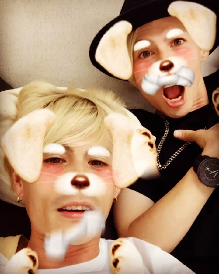 YU・RYO（BRIDGET）のインスタグラム：「The twins became dogs.  #bridget #twins #half #dancer #japan #双子 #ハーフ #ダンサー #日本 #snow #犬 #dogs #骨 #我ながらに可愛い #どっちがどっちでしょう #このアプリいいね」