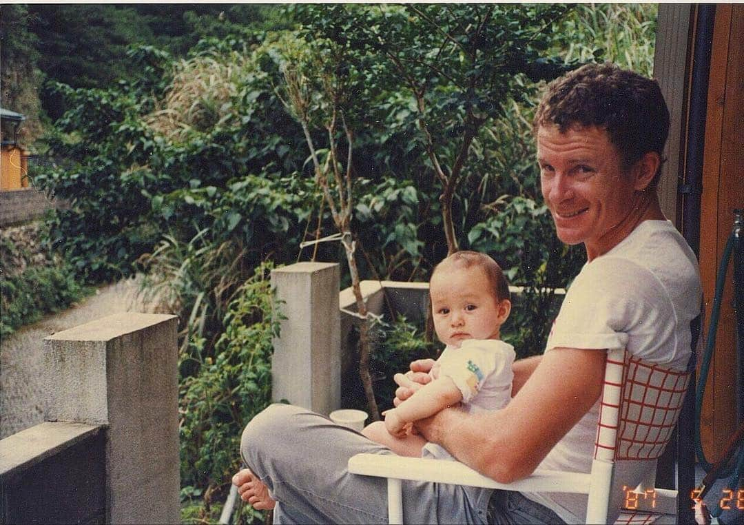 シャウラさんのインスタグラム写真 - (シャウラInstagram)「Happy Father's Day ❤️❤️ Baby Shaula at 9 months sitting on daddy's lap. 常に夢を持ち続けて、何歳になっても新しい事にチャレンジをする父。そんな父を見てると私も頑張れる。ダディーと9ヶ月のシャウラ、イン奄美大島。 #父の日 #love」6月19日 21時52分 - shaula_vogue