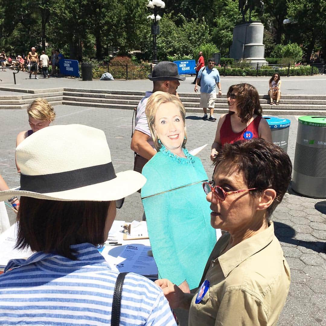 久保田智子のインスタグラム：「ヒラリー支持者取材。#Hillary #presidential #presidentialelection #unionsquare #ニューヨーク」