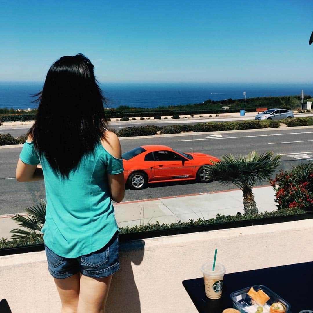 吉田沙織のインスタグラム：「海の見える丘。今日は最高の天気です🌴 そして実はここ、スタバ☺️ #palosverdes #starbacks」