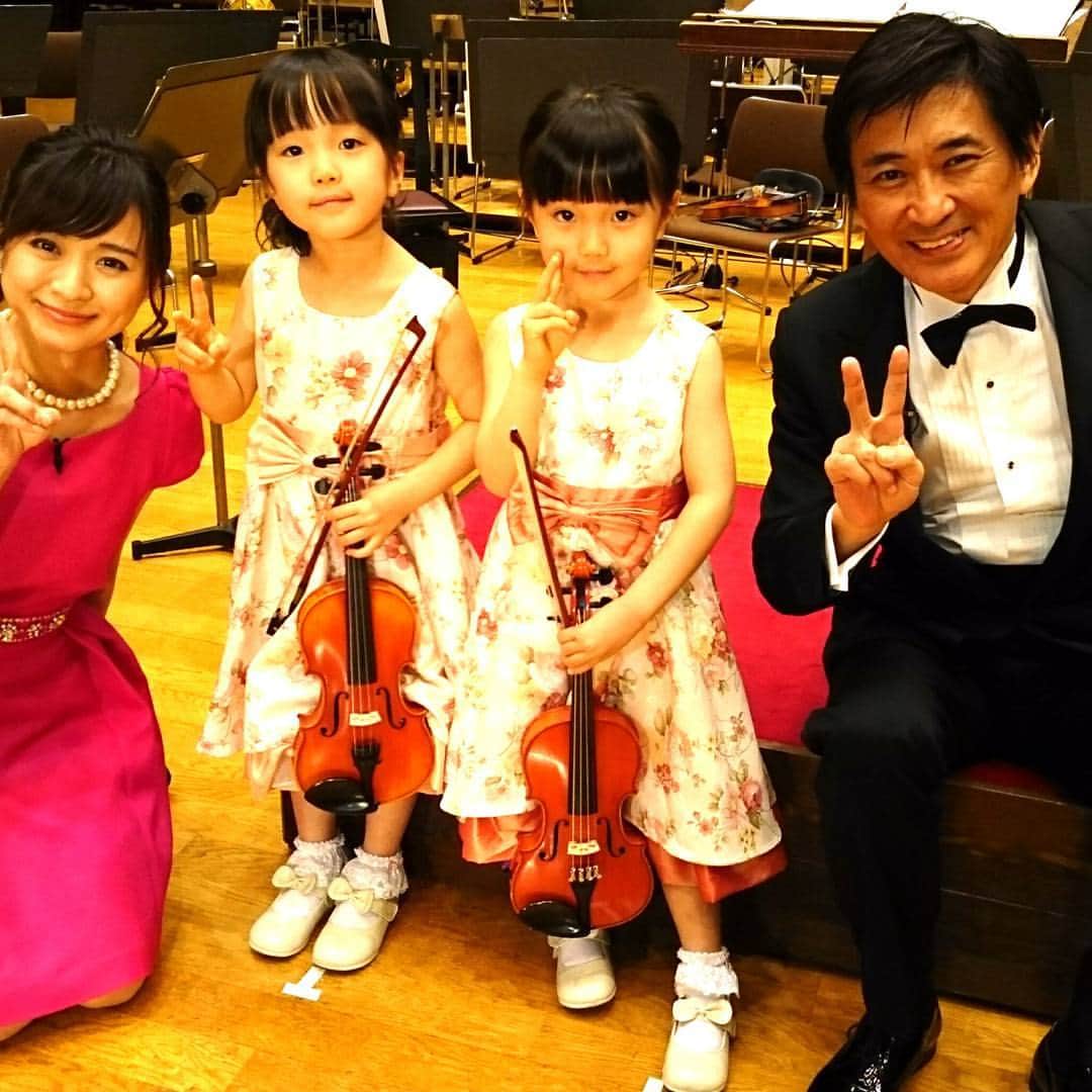 藤岡幸夫のインスタグラム：「エンターザミュージックに出演してくれた双子ちゃん。富樫美玲＆音葉！弾きっぷりが豪快でびっくり！でした。」