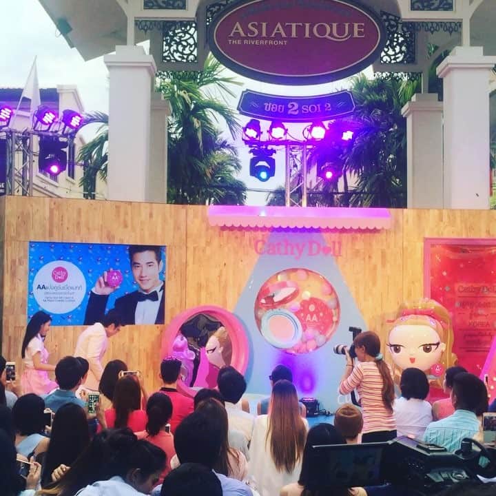 CeCi Thailandのインスタグラム：「สดตรงจากหน้าเวทีงานเปิดตัว #aacushion #cathydoll คร่า น้องโอ้น่าร๊ากกกก❤️ #karmart #karmartclub #mariomaurer @karmartsclub」
