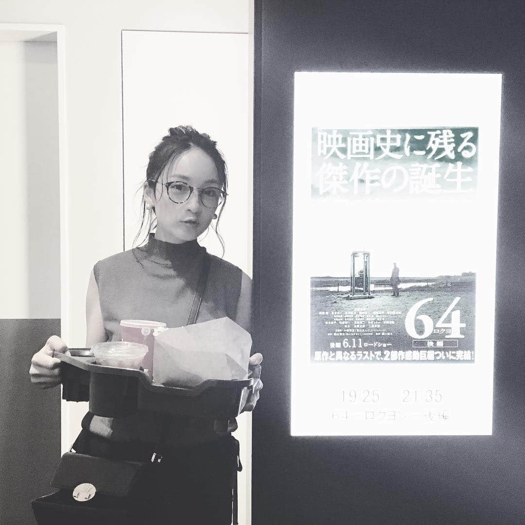 高山都さんのインスタグラム写真 - (高山都Instagram)「映画「64」前後編コンプリート🎬 きのう、後半を観てきました。 ずーっと肩に力が入って、心がギューっと縮むような緊張感、映画館でホラーでもアクションでもないのに、こんなに息を飲んでしまうのか…と。 現場のスピード感と、流れていく時の経過、現実と過去…そんなコントラストが上手く描かれていたなぁー。 すごく面白かったです。 自分の子供を持つ方なら心情を重ねて更に苦しくなるんだろうなーって思います。 役者さん達の豪華さ、そして気迫に圧倒されました。 感情の動きがわかる表情も映画館の大迫力で観る醍醐味！！ いい作品だったなー。 #映画 #64 #ロクヨン #64ロクヨン後編 #ネタバレなし #観てドキドキしてください #佐藤浩市 さん #圧倒された #目ヂカラ #個人的には #永瀬正敏 さんが凄かった」6月20日 15時45分 - miyare38