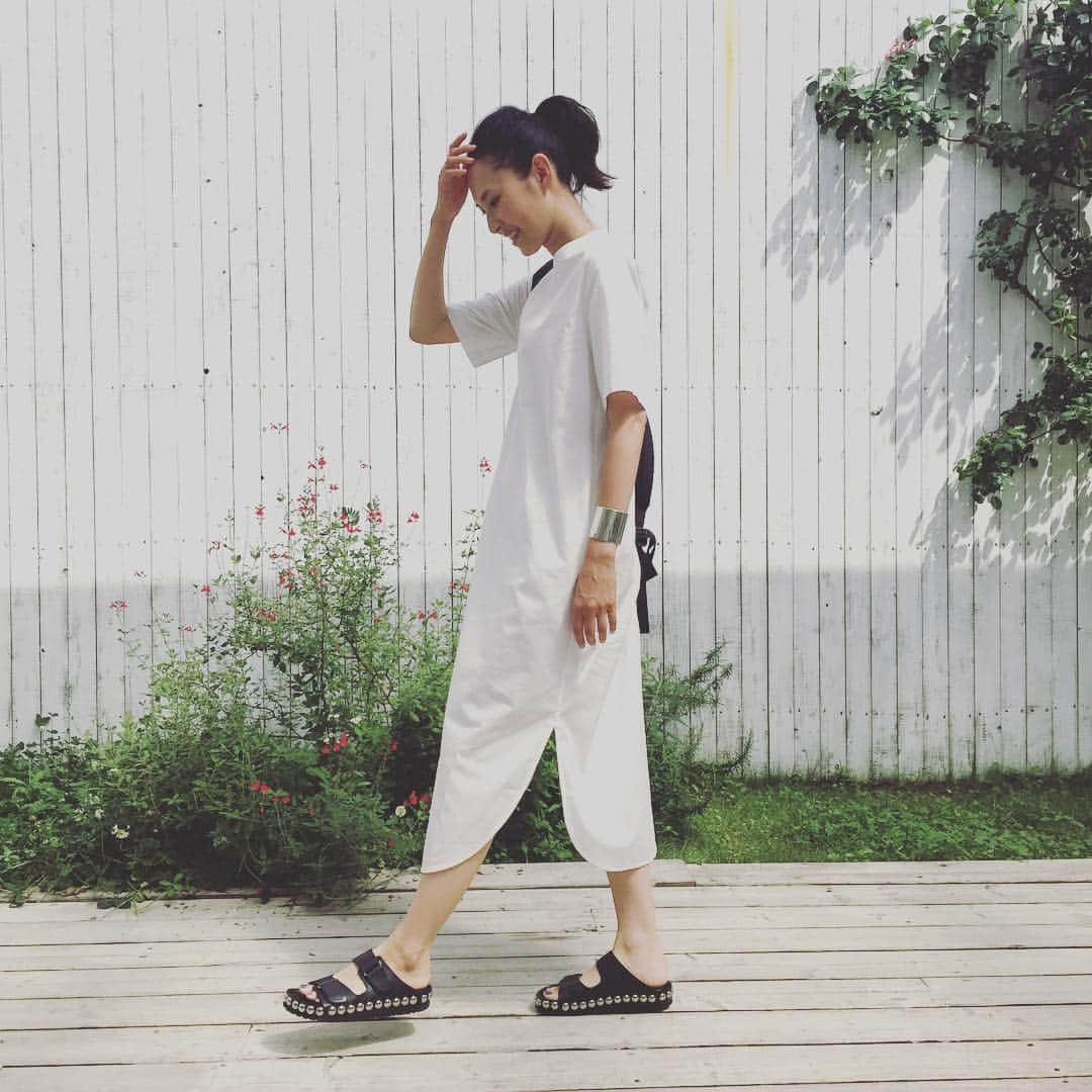 浜島直子さんのインスタグラム写真 - (浜島直子Instagram)「今日は暑かった！夏が大の苦手なのでこの先思いやられます。。。(昨日の公園遊びで、すでに首にあせもができてしまった😱) こんな日はサラリと1枚で切れるワンピースを。今日のワンピースはcosです。 男の人はワンピースが着れなくてかわいそうだなぁ（笑）  そしてこのラカグで買ったサンダルが本当に使える。ベージュもありましたよ！  #どうしてもワンピースが着たい男子は #オマーンへgo！ #ダシュダシャという民族衣装が素敵なんです #cos  #lakagu  #hervechapelier  #yaeca」6月20日 16時21分 - hamaji_0912
