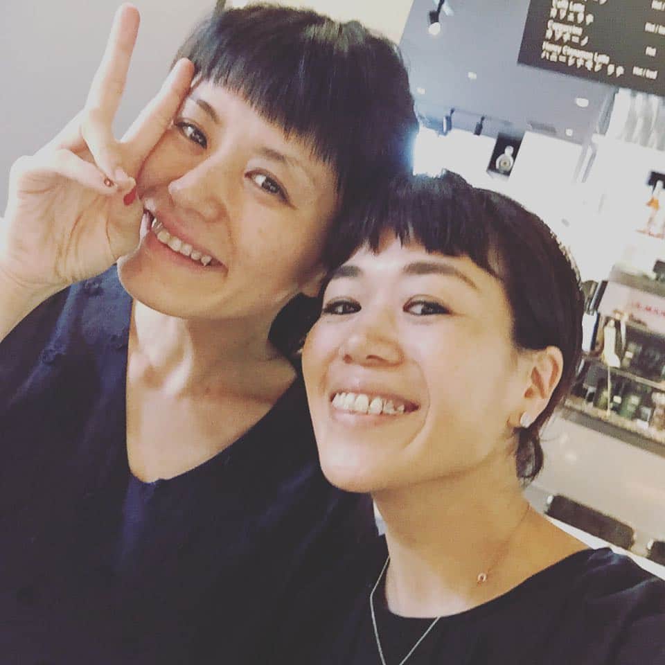 早坂香須子さんのインスタグラム写真 - (早坂香須子Instagram)「撮影後、近所のカフェで何本か打ち合わせしてたら、同じく打ち合わせを連打してたメイクのイガリちゃんと会った〜♡ 久しぶりに会えて嬉しかったよーん！  #イガリメイク #ご近所さん」6月20日 21時53分 - kazukovalentine