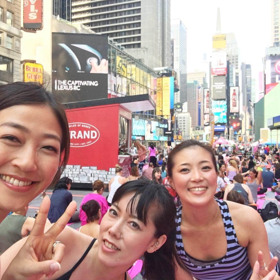 久保田智子のインスタグラム：「#timessquare #newyork #ny #solsticetsq #internationalyogaday #タイムズスクエアでヨガ #ニューヨーク」